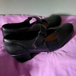 Clarks womens size 10 mary jane with velcro strap